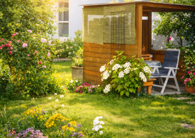 Gemütlicher Gartenpavillon mit Sitzplatz, Blumen und üppiger Bepflanzung bei der Ferienwohnung Jaeger in Viereth bei Bamberg.