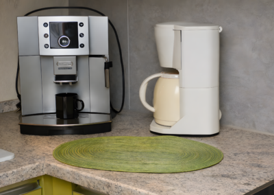 Küchenbereich der Ferienwohnung Jaeger in Viereth bei Bamberg mit Espressomaschine und Filterkaffeemaschine auf der Arbeitsplatte.